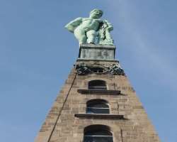 The garden has a copper statue called Kassel Hercules which shows the Greek demigod Heracles. It is located at the tip and the route is quite steep. B